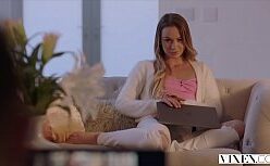 Videos de putaria loira cavala metendo encima do sofá de casa