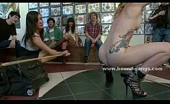 Mulher com peitos grandes tomando pica de geral