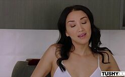 Porno online — Duas morenas babando pica