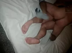 Chifradeira brasileira de pernas arreganhadas na cama tomando borracha do dotado