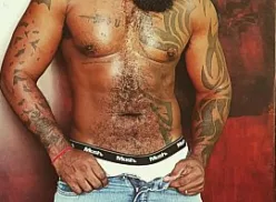 Gay malhadão dando o cú para o negão