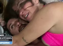 Casal sem vergonha fazendo papai e mamãe gostoso na cama