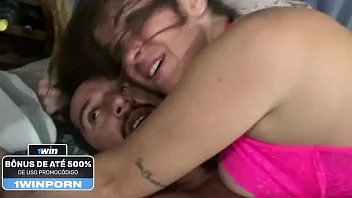 Casal sem vergonha fazendo papai e mamãe gostoso na cama