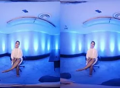 Loira de peitos grandes no xxx HD mostrando a bucetona melada