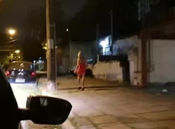 Assistir a xoxotona greluda dessa loirinha sendo traçada pelo cacetudo