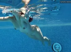 XXX boa foda na piscina com mulher sexy nua de peitos gostosos