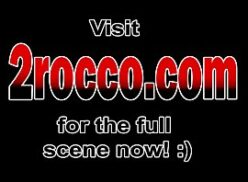 Deolane pelada dando para dois em cima do sofá