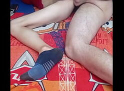 Gabi saleh dando uma boa foda no sofá com seu primo escondido