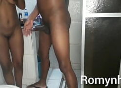 Japinha da mansão Fudendo com dois homens dotados