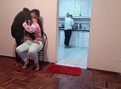 Nanda cassuriaga transando na cozinha com seu amigo