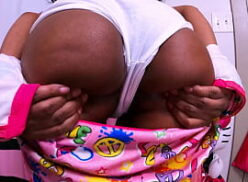 Petite sativa tirando a roupa Novinha transando de calcinha