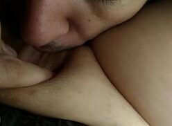 Porn amador com morena linda dando a buceta rosadinha