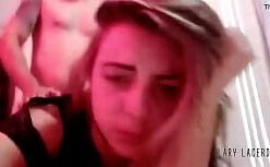 Alyne lary nua loira cavala dando o cuzinho e a xota