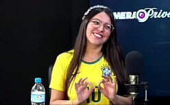 Alyne lary pelada dando a buceta