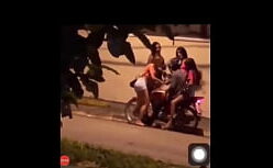 Amiga pelada com uma peituda no boquete