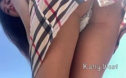 Babi palomas nudes masturbando a buceta em público