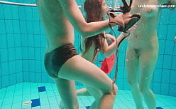 Barbie three six nua fodendo com namorado na piscina