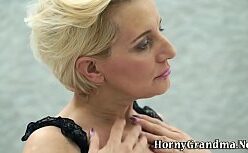 Buceta lisa sendo gozada ate gozar