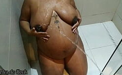 Bucetas mijando e fudendo com o cuzinho