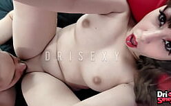 Chupou a novinha e gozou gostoso