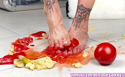 Foot cuckold shortinho comendo a amadora