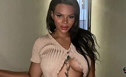 Halle hayes se masturbando na sua buceta de quatro