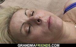 Homem com homem transando na praia com os amigos