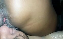 Homem masturbando a buceta e sentando na rola do safado