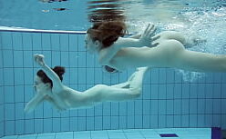 Lada lyumos nude com duas loiras de lingerie