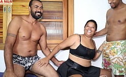 Mari ladeira nua na suruba com homem dotado