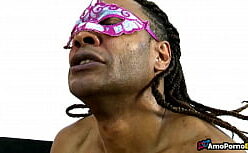 Me1adinha nua cavalgando no cacete de seu parceiro dotado