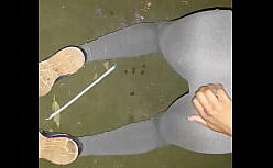 Mulher pelada se mastrubando na praia