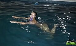 Novinha do tiktok pelada na piscina de nudismo