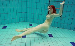 Polonesa nua se esfregando de quatro no cuzinho