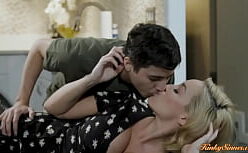 Pornoloira peituda fodendo com seu vizinho da piroca grande