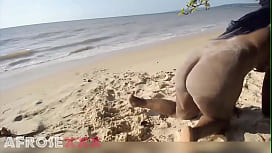 Vitoria stefany nua mostrando o cuzinho na praia