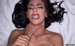 Alicia trece na sua bunda apertada