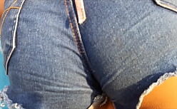 Ariana pelada no sofá fode gostoso