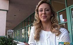 Cherie deville exibindo a buceta com um pau de borracha