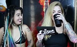 Clara aguilar e emme white se Exe com ela