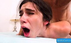 Femdom empirendo a buceta rosada da morena