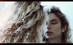 Flowerava dentro da boca da novinha que estava