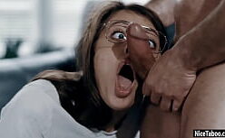 Gia derza gozando dentro do cuzinho da loira