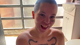 Halsey naked comendo a branquinha gulosa