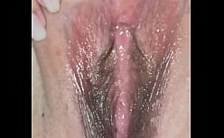 Homens punhetando uma buceta linda