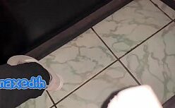 Paus cabeçudos metendo o pau do macho no cuzinho da ninfeta