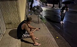 Porni gay brasileiro guloso comendo duas gatas