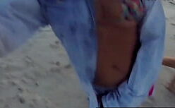 Tesoura entre mulheres safadas e mulheres na praia de nudismo