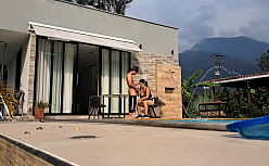 The amanda nicole nua na piscina com o cuzão