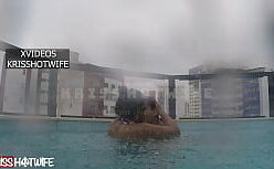 Ana julia fudendo com o macho dentro da piscina